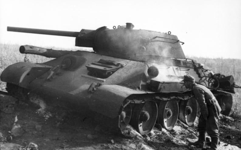 Soviet T-34 knocked out during the Battle of Kursk, near Prokhorovka, image source: Bundesarchiv, Bild 101I-219-0553A-36 / Koch / CC-BY-SA 3.0