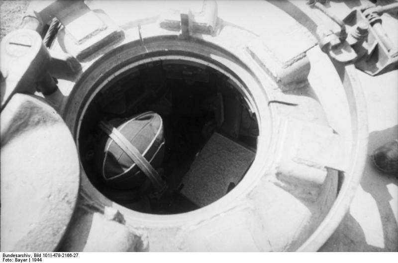 Italy, near Florence/Ravenna - German tank ((Panzer V) Panther), with a downward view into the commander's hatch, image source: Bundesarchiv, Bild 101I-478-2166-27 / Bayer / CC-BY-SA 3.0