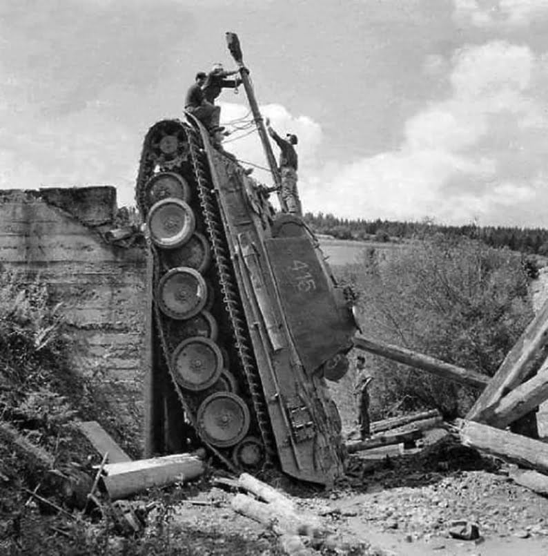 Bridge collapsed under The Panther's 44.8 Tons.<a href="https://4.bp.blogspot.com/-4b2FNpLC4pg/VeMrZdVyqoI/AAAAAAAAIv4/DjC4rr7DB0s/s1600/tanques+y+puentes+0.jpg" rel="nofollow">Source</a>
