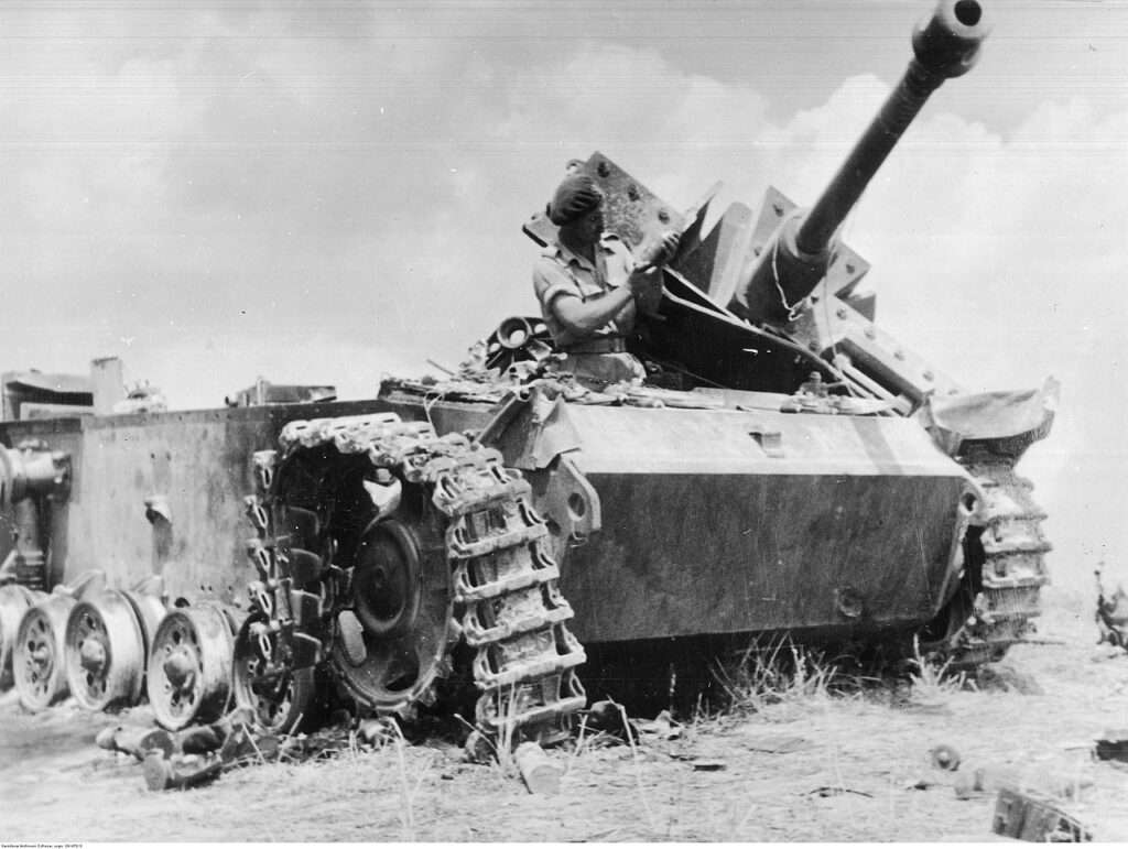 StuG III-as ágyú, amelyet a 2. lengyel hadtest katonái semmisítettek meg az olaszországi Montoróért folytatott harc során. Dátum: 1944. július 6. A Sturmegeschütz egy F vagy F/8 változat volt, hosszú ágyúval rendelkezik, de nincs rajta a Topfblende cserépfedél (angolul gyakran Saukopf 