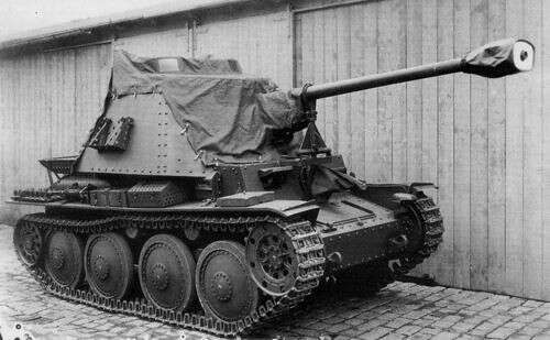Egy vadonatúj Marder III Ausf.H, nedves-hideg időjárás elleni védőburkolattal felszerelve, a legénység számára tiszta kilátást biztosító ablakokkal.