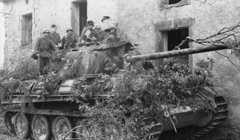 All Panther tanks should play Hide-and-Seek in 1944... Heavily camufluged Pzkfw V in Nordfrankreich