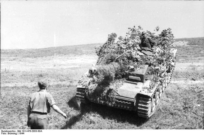A well camouflaged Stug III in Italy, 1944. 