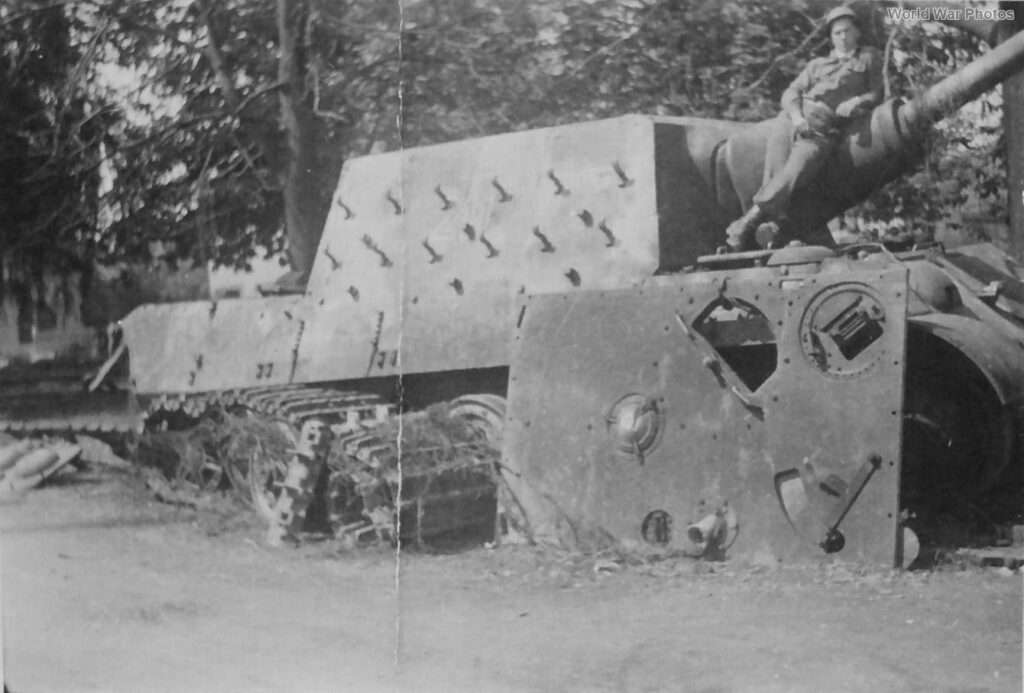 A schwere-Panzerjäger-Abteilung 653 elpusztult Jagdtiger #211-ese Illertissenben, Dél-Németországban.