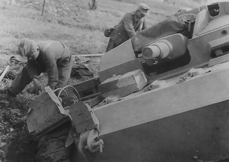 Egy Stug III rohamlöveg kiásása a sárból