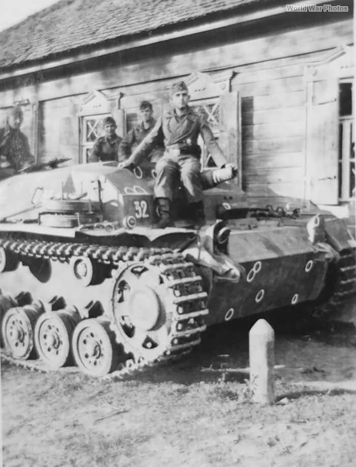 Early Stug III with white round marked hits - seems the barrel is too short for counting destroyed enemies.
