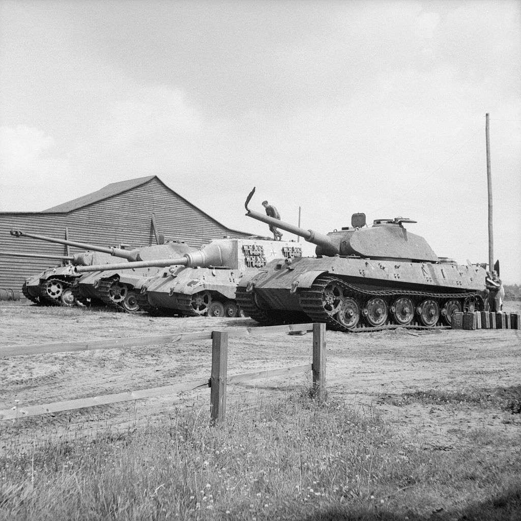 Tiger II-esek, egy Jagdtiger és egy Panther - nagymacskák a Paderborn melletti Haustenbeckben lévő Panzer kísérleti létesítményben.