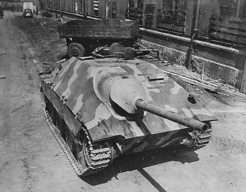 Jagdpanzer 38t SdKfz 138 2 Hetzer german tank destroyer of World War 2<a href="https://www.militaryimages.net/media/jagdpanzer-38t-sdkfz-138-2-hetzer.85775/full?d=1521511616/" rel="nofollow"> Source</a>