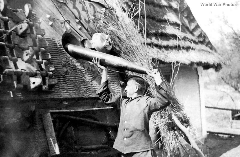 Loading main gun ammunition into Elefant numbered 332, in Ukraine, 1944 <a href="https://www.worldwarphotos.info/gallery/germany/tanks-2-3/elefant_ferdinand/elefant-332-ukraine-1944/" rel="nofollow"> Source</a>