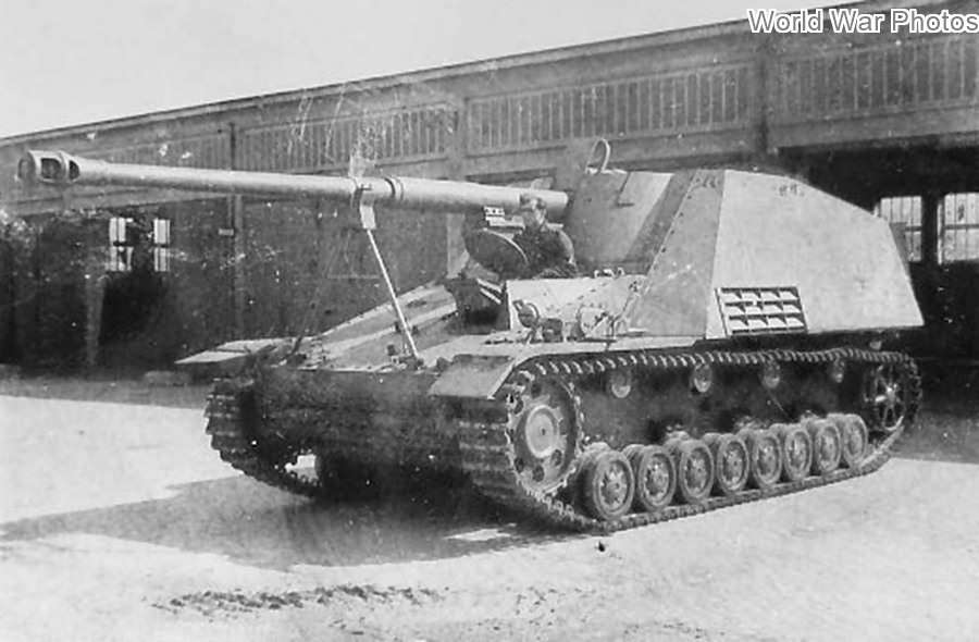 Nashorn Tank Destroyer at Neuruppin Factory in 1943<a href="https://www.worldwarphotos.info/wp-content/gallery/germany/tanks/nashorn-hornisse/Nashorn_Neuruppin_1943.jpg.jpg" rel="nofollow"> Source</a>