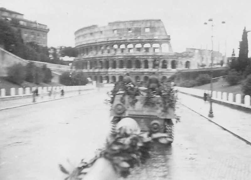 Nashorn tank destroyer on the streets of Rome in 1944, with Colosseum in the background