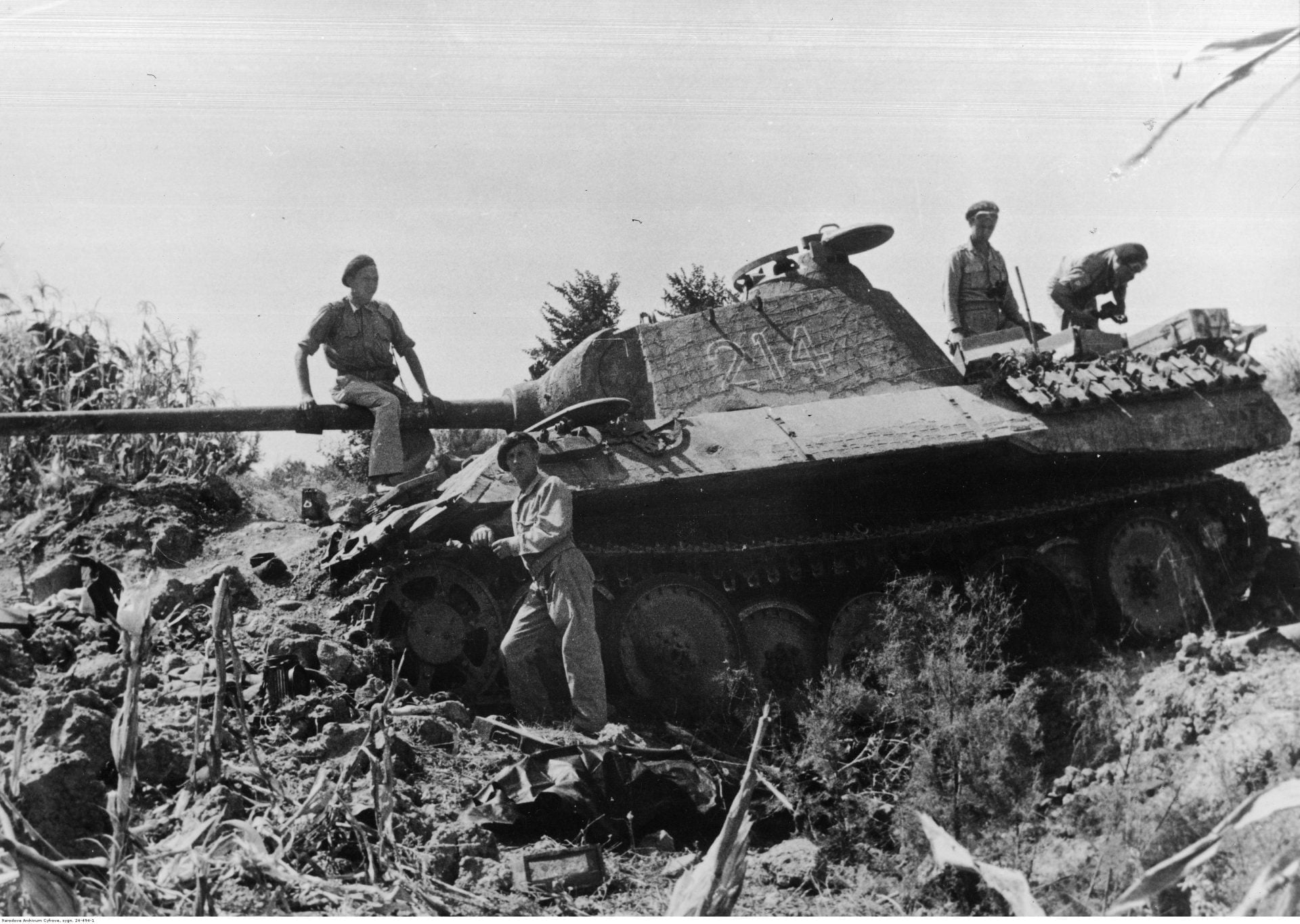 PzKpfw V Sd Kfz 171 Panther harckocsi, amelyet katonák foglaltak el
