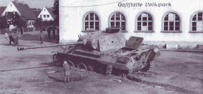 Panther Ausf D a Volkspark étterem előtt. Úgy tűnik, a tank mozgásban volt, amikor elvesztette a bal oldali nyomtávját - figyeljük meg a kerekek hosszú és mély ásását.