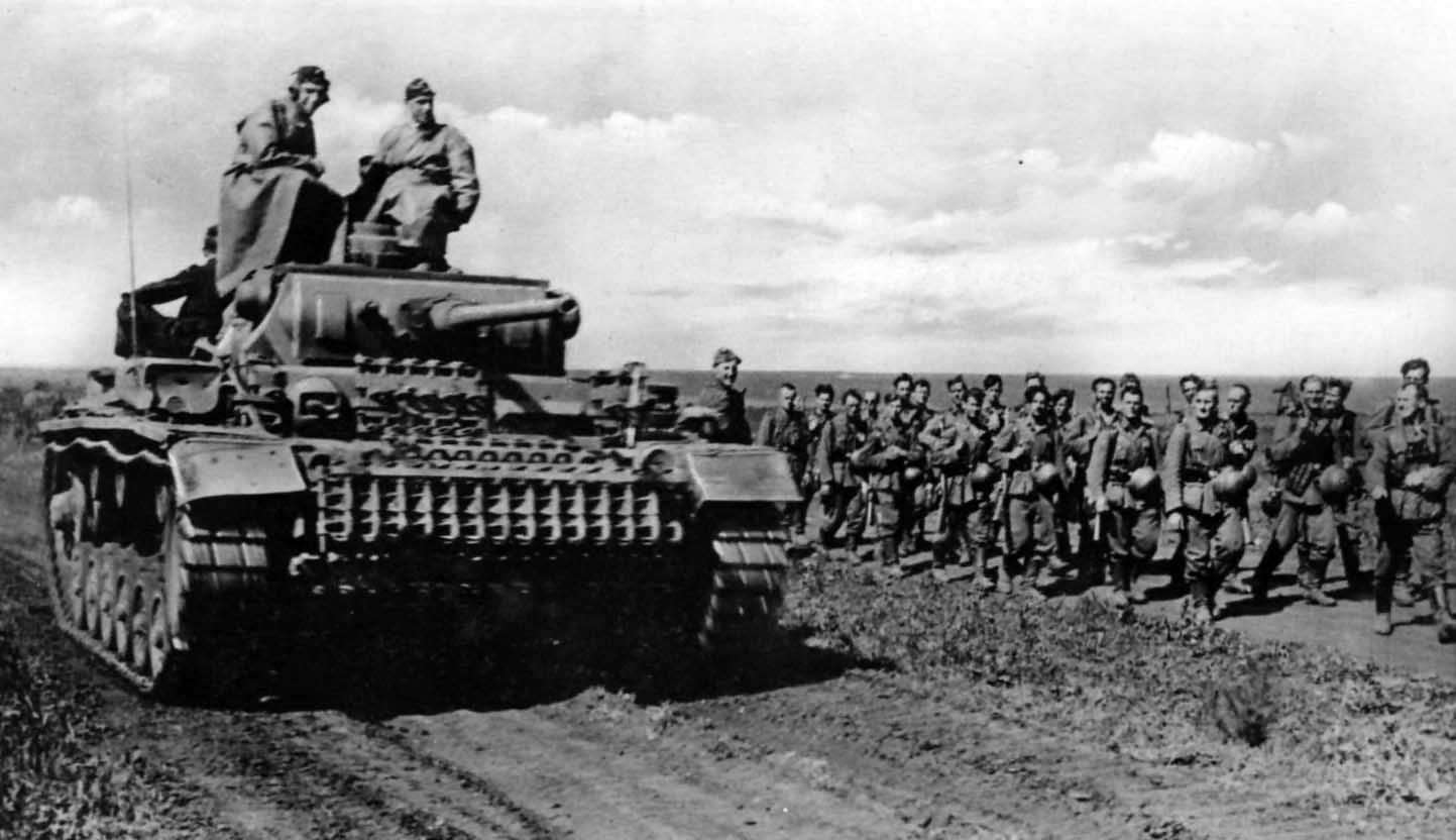 Panzer III Ausf J on the Eastern Front during summer of 1942, next to marching infantry<a href="https://carriarmati.altervista.org/wp-content/uploads/2018/05/Panzer_III_Ausf_J_during_operations_on_the_Eastern_Front_in_the_summer_of_1942.jpg" rel="nofollow"> Source</a>