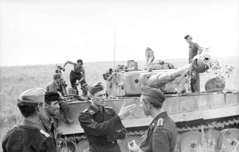 Russland, Panzer VI "Tiger I"<a href="https://upload.wikimedia.org/wikipedia/commons/8/8a/Bundesarchiv_Bild_101I-022-2948-36%2C_Russland%2C_Panzer_VI_%22Tiger_I%22.jpg" rel="nofollow"> Source</a>