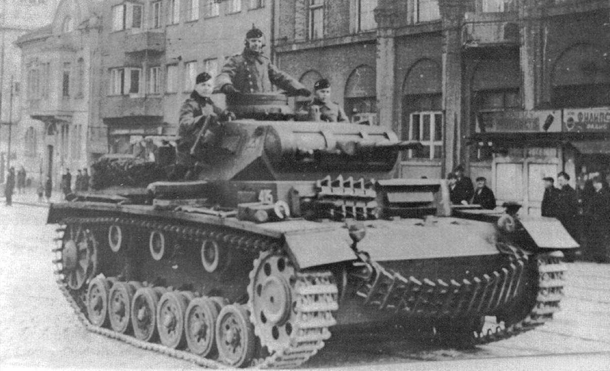 Panzerkampfwagen 3 E Version driving on a street<a href="https://i.imgur.com/cYC9fYK.jpeg" rel="nofollow"> Source</a>