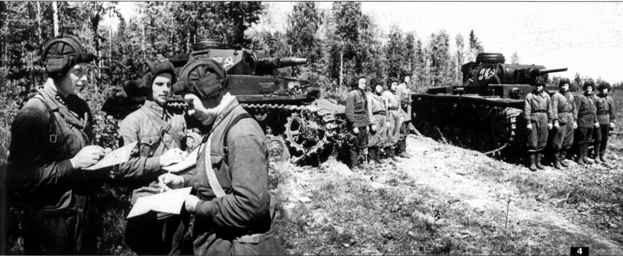 A Vörös Hadsereg páncélosai A bal oldalon egy Panzer IV, a jobb oldalon pedig egy Panzer III látható Ezeket a tankokat a németektől zsákmányolták, és a Vörös Hadsereg használta őket.