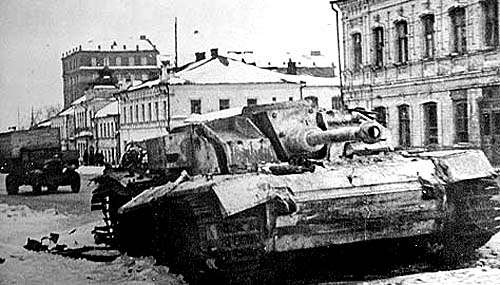 Egy StuG III Ausf. F maradványai a 202. rohamlöveg-zászlóaljból a felszabadított Kurszk városában.
