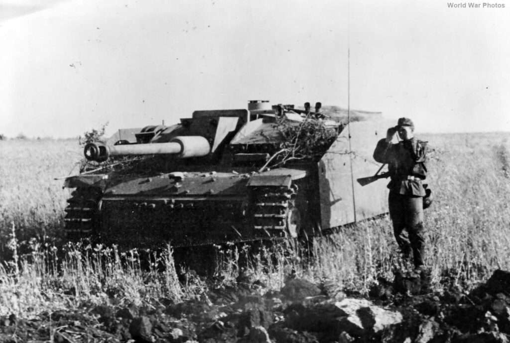 StuG III Ausf. F_8 Sd.Kfz 142_1 <a href="https://www.worldwarphotos.info/wp-content/gallery/germany/tanks/stug-3/StuG_Ausf_F8.jpg" rel="nofollow"> Source</a>