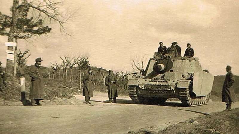 Sturmpanzer aka Brummbar on march. Nézd meg a jármű magasságát és a kazamaták méretét.