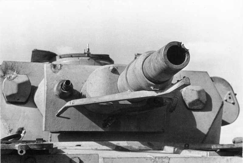 A Panzer IV közvetlen találatot kapott a lövegén (7,5 cm-es KwK/L24) és a tornyán.